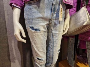 Destroyed Jeans an einer Schaufensterpuppe