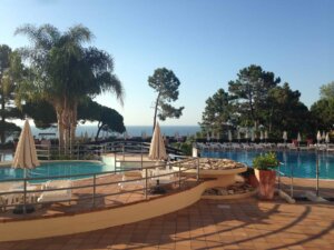 Blick von einem Pool auf den Strand der Algarve