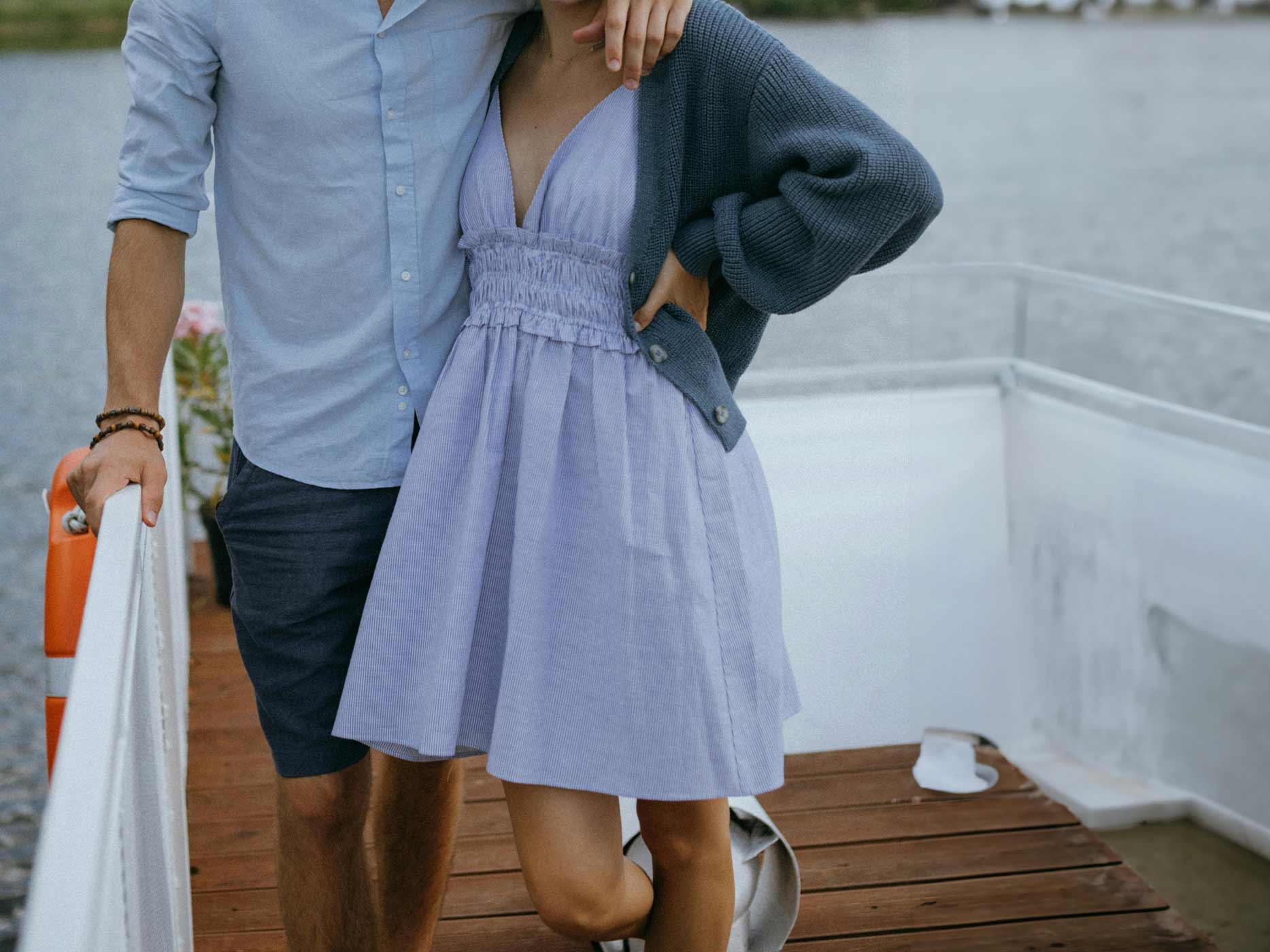 Frau trägt hellblaues Kleid mit dunkelblauem Cardigan